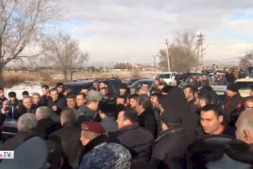 Azərbaycanlılarla hökumət nümayəndələri arasında gərginlik    VİDEO