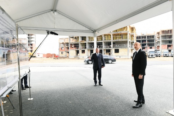 Prezident İlham Əliyev 3042 məcburi köçkün ailəsi üçün yaşayış binalarından ibarət məhəllələrdə tikinti işlərinin gedişi ilə tanış olub       VİDEO