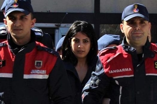 Qız nişanlısının boğazını kəsib öldürdü