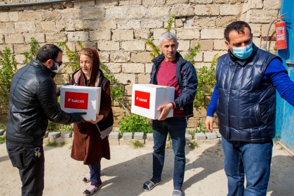 Bakcell Binədə yaşayan aztəminatlı ailələrə ərzaq yardımı etdi