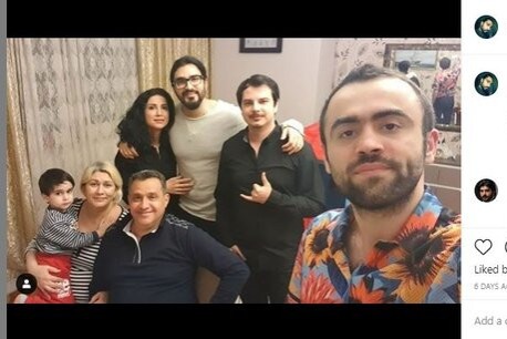 Məşhur aktyordan sevgilisi və ailəsi ilə        SƏMİMİ FOTO