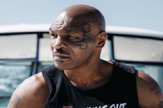 Tayson        15 il sonra rinqə qayıdır