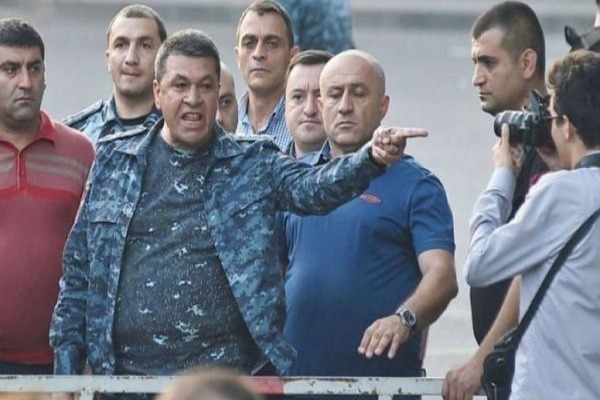 Erməni general Ermənistandan təslim olmağı tələb edir