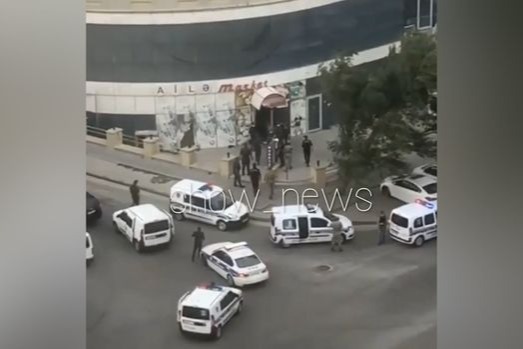 Bakıda polis maşınları marketi mühasirəyə aldı
