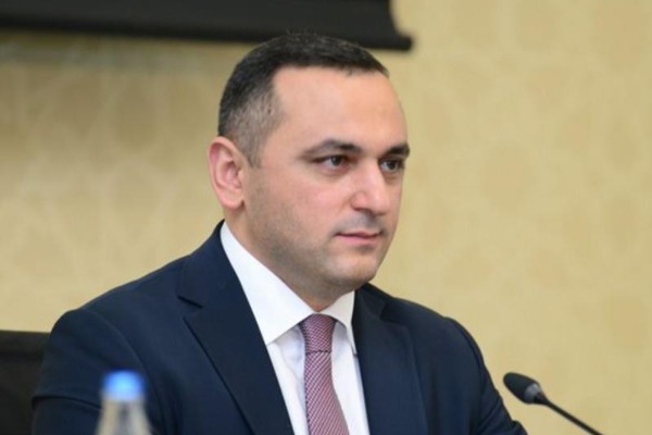 "А что, вирус распространяется только 5 дней в неделю?" -       Отвечает глава TƏBİB
