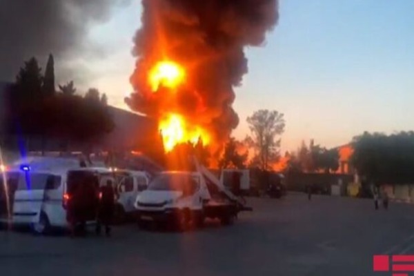 Bakıda zavod yanır