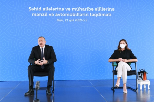 Bakıda şəhid ailələrinə, müharibə əlillərinə mənzillərin və avtomobillərin təqdim olunması mərasimi keçirilib