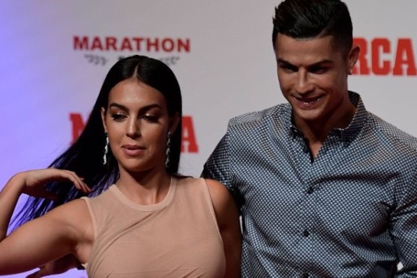 Corcina Ronaldonun 5 milyonluq yaxtasında bədənini nümayiş etdirdi