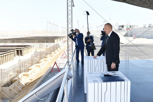 Prezident İlham Əliyev 330/220/110 kilovoltluq “Qobu” elektrik yarımstansiyasının tikintisi ilə tanış olub