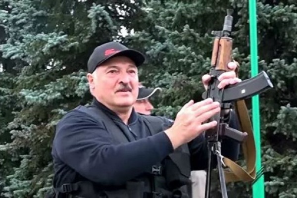 Lukaşenko əlində avtomat iqamətgahının qarşısına çıxdı