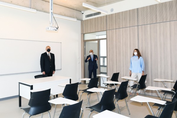 UNEC-in yenidən inşa olunan 3 saylı tədris korpusu istifadəyə verilib.      Prezident İlham Əliyev və birinci xanım Mehriban Əliyeva tədbirdə iştirak ediblər