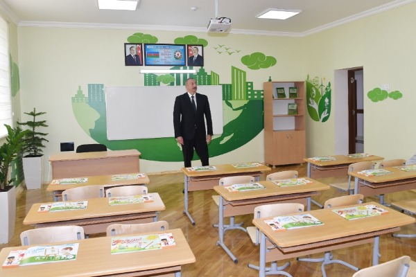 Prezident İlham Əliyev Bakıdakı 251 nömrəli məktəbdə aparılan əsaslı təmir işləri ilə tanış olub, bu təhsil ocağının yeni korpusunun açılışında iştirak edib