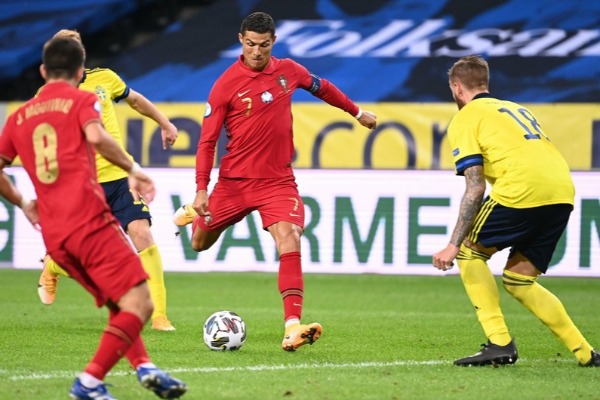 Ronaldo:       "Azarkeşsiz futbol - klounsuz sirkə bənzəyir"