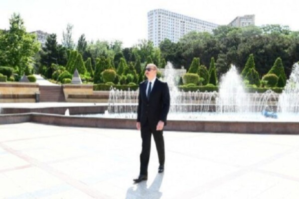 İlham Əliyev açılışa sürücüsüz, kortejsiz gəldi