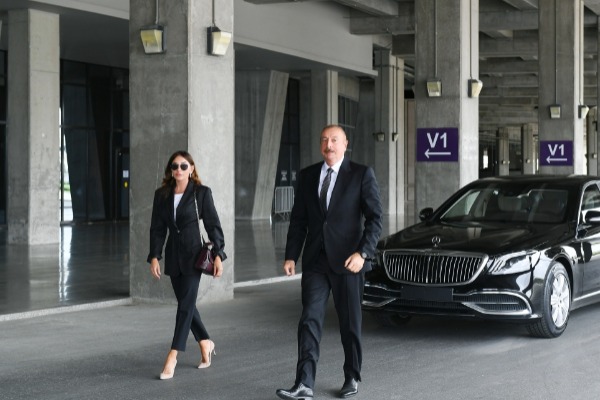 Prezident İlham Əliyev və birinci xanım Mehriban Əliyeva Azərbaycana yeni gətirilən təcili tibbi yardım avtomobilləri ilə tanış olublar         VİDEO
