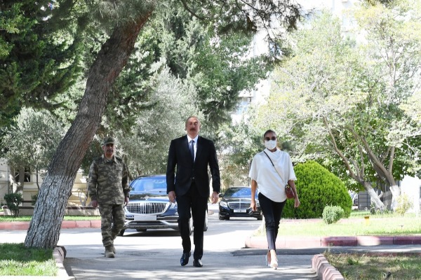 Prezident İlham Əliyev və birinci xanım Mehriban Əliyeva Müdafiə Nazirliyinin Mərkəzi Hərbi Klinik Hospitalında müalicə olunan yaralı hərbçilərlə görüşüblər
