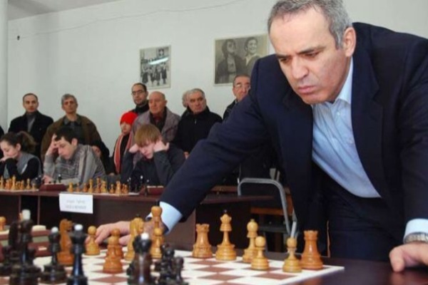 Putini tənqid edən bakılı Harri Kasparov da Azərbaycan və Türkiyənin əleyhinə danışdı