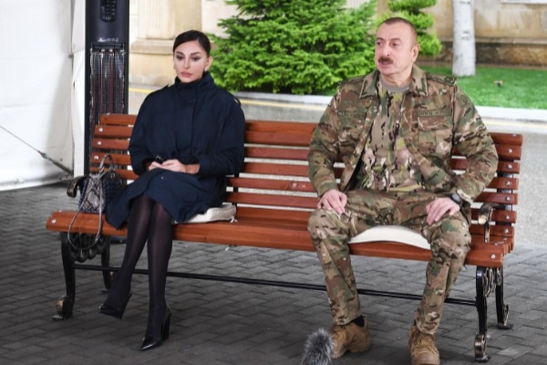 Prezident İlham Əliyev və birinci xanım Mehriban Əliyeva 1 saylı Kliniki Tibbi Mərkəzdə müalicə olunan hərbçilərlə görüşüblər