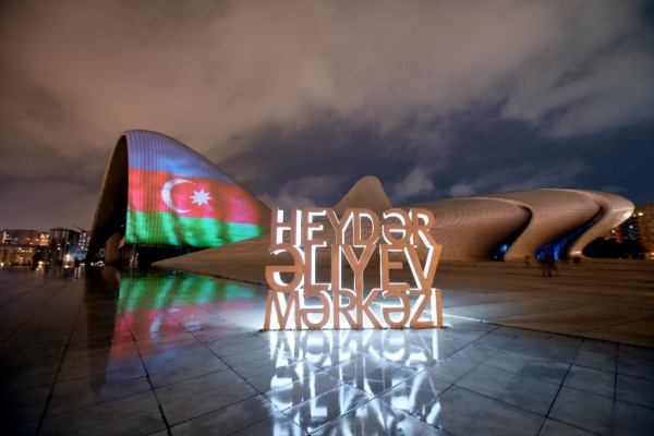 Heydər Əliyev Mərkəzi, “Alov qüllələri” və Bakı Olimpiya Stadionu şəhidlərin əziz xatirəsinə Azərbaycan bayrağı ilə işıqlandırılıb