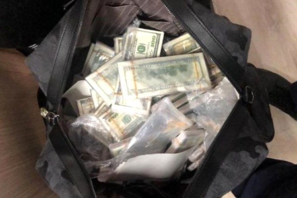 Nazir 5 çamadan dollarla təslim oldu