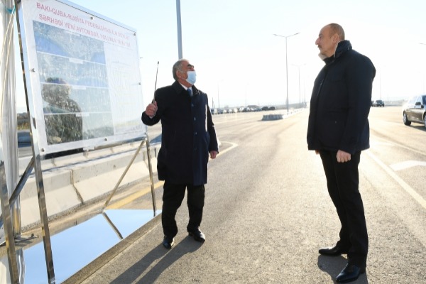 Prezident İlham Əliyev Bakı-Quba-Rusiya Federasiyası ilə dövlət sərhədi avtomobil yolunun yenidən qurulmuş 7,5 kilometrlik hissəsində görülən işlərlə tanış olub
