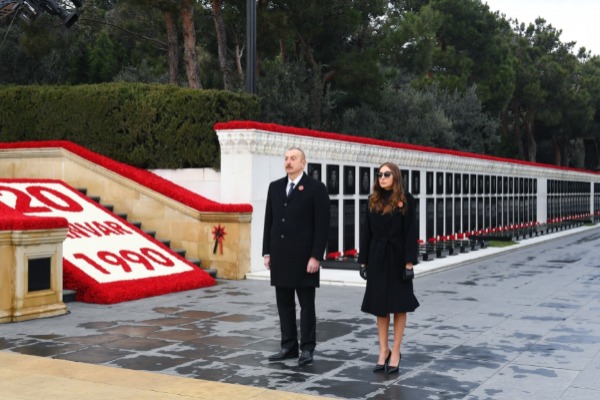 Prezident İlham Əliyev və birinci xanım Mehriban Əliyeva 20 Yanvar faciəsinin 31-ci ildönümü ilə əlaqədar Şəhidlər xiyabanını ziyarət ediblər