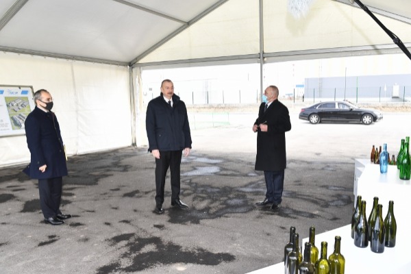 Prezident İlham Əliyev Sumqayıt Kimya Sənaye Parkında iki zavodun təməlini qoyub, vərəqə şüşə istehsalı müəssisəsinin açılışını edib