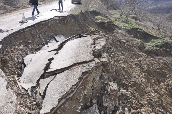 Bakıda torpaq sürüşməsi oldu -             YOL TAMAMİLƏ BAĞLANDI