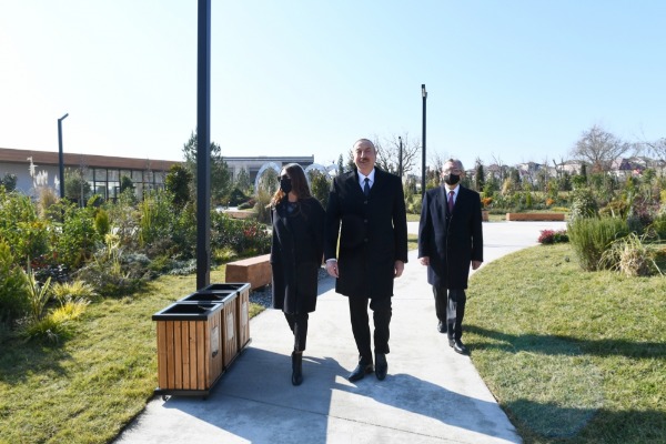 Prezident İlham Əliyev və birinci xanım Mehriban Əliyeva Bakının Yasamal rayonunda yeni salınan meşə tipli parkın açılışında iştirak ediblər