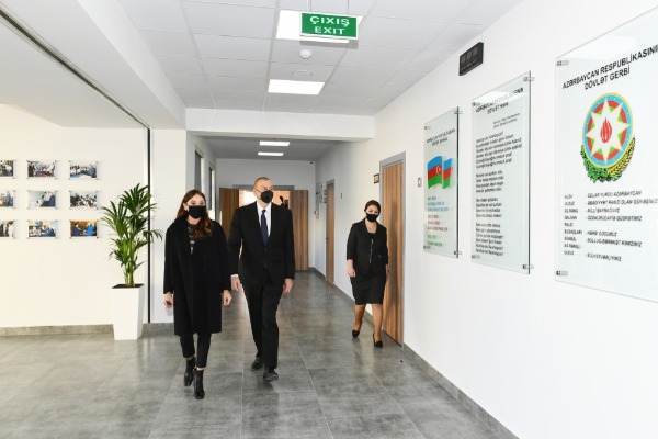 Prezident İlham Əliyev və birinci xanım Mehriban Əliyeva Xırdalan şəhərində 3 saylı məktəb-liseydə yaradılan şəraitlə tanış olublar