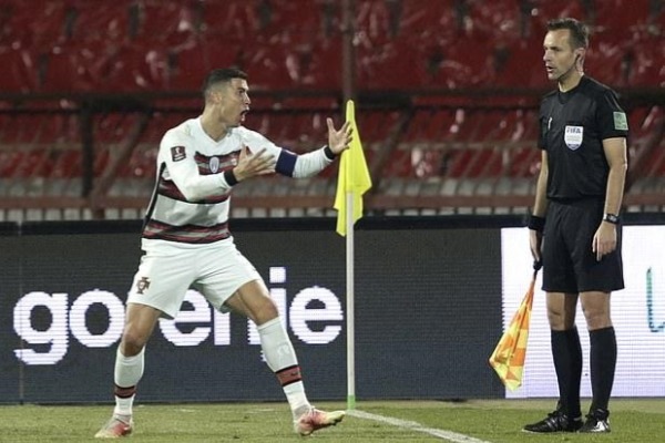 Ronaldo özündən çıxıb, kapitan sarğısını yerə çırpdı