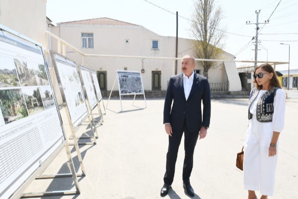 Bakının Pirşağı qəsəbəsində yenidənqurma tədbirlərinə start verilib və təmir-bərpa işlərinin təməli qoyulub. Prezident İlham Əliyev və birinci xanım Mehriban Əliyeva tədbirdə iştirak ediblər.                      VİDEO REPORTAJ