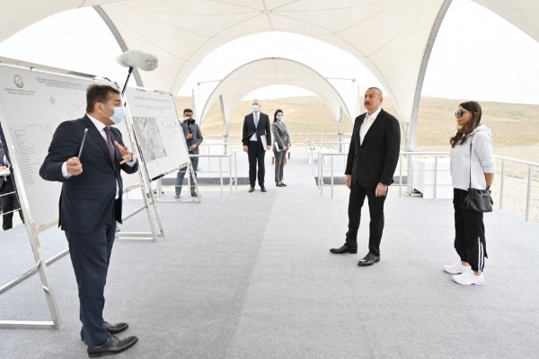 Abşeron rayonunda Palçıq Vulkanları Turizm Kompleksinin təməli qoyulub Prezident İlham Əliyev və birinci xanım Mehriban Əliyeva tədbirdə iştirak ediblər.                VİDEO REPORTAJ