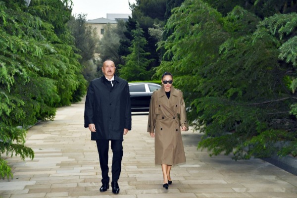 Prezident İlham Əliyev və birinci xanım Mehriban Əliyeva ulu öndər Heydər Əliyevin məzarını ziyarət ediblər