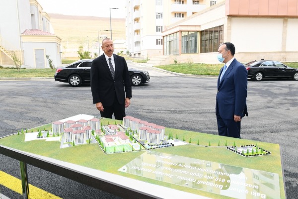 Prezident İlham Əliyev Xocasən qəsəbəsində şəhid ailələri və müharibə əlillərinə mənzillərin və avtomobillərin təqdim olunması mərasimində iştirak edib