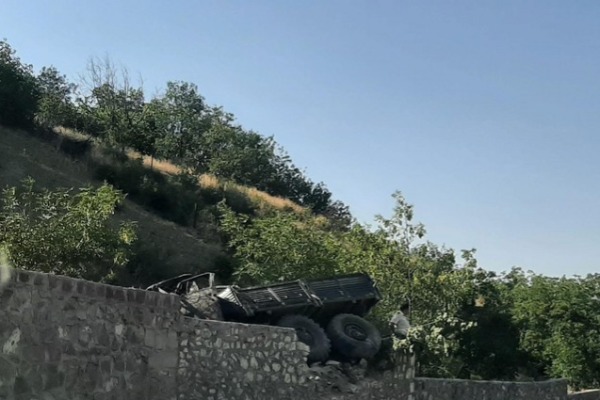 Göygöldə hərbçiləri daşıyan yük avtomobili aşıb, 10-dan çox yaralı var