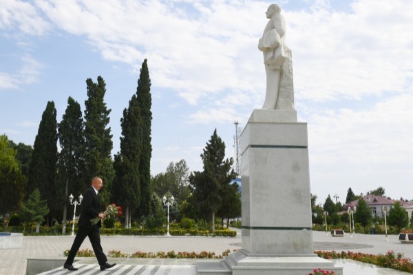 Prezident İlham Əliyev Daşkəsən rayonuna səfərə gəlib                        Ulu öndər Heydər Əliyevin abidəsini ziyarət