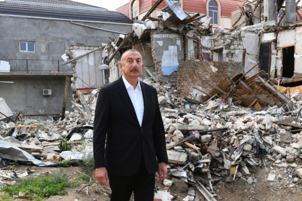 Prezident İlham Əliyev Gəncədə Ermənistanın raket hücumlarının səbəb olduğu cinayət səhnələri ilə tanış olub