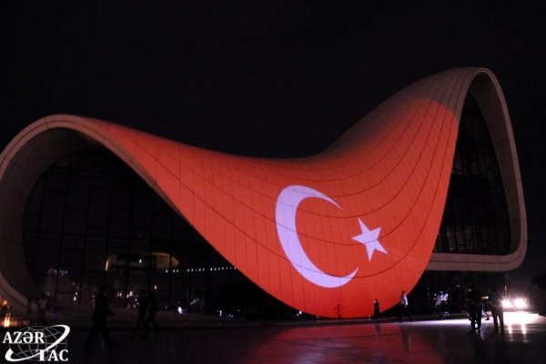 Heydər Əliyev Mərkəzinin binası üzərinə Türkiyənin bayrağı videoproyeksiya olunub