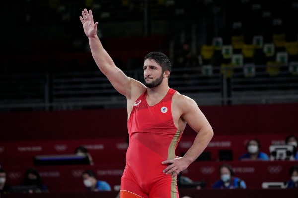 Deputat olimpiya çempionuna milyon dollar verdi