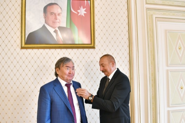 Prezident İlham Əliyev görkəmli qazax şairi və ictimai xadim Oljas Süleymenovu qəbul edib