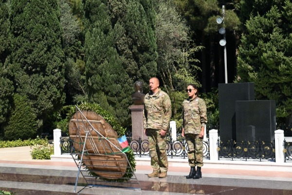 Prezident İlham Əliyev və birinci xanım Mehriban Əliyeva Fəxri xiyabanda ulu öndər Heydər Əliyevin məzarını ziyarət ediblər
