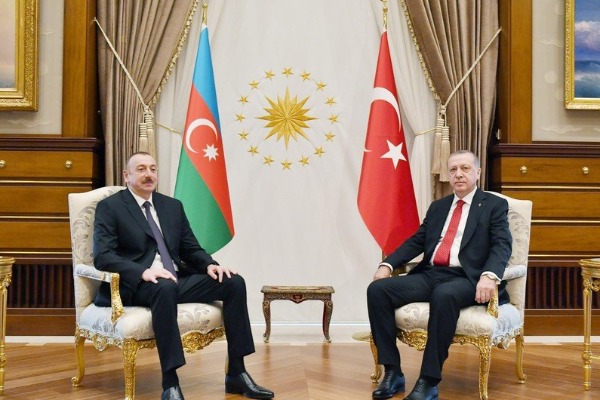 Sentyabrın 27-də Türkiyə Respublikasının Prezidenti Rəcəb Tayyib Ərdoğan Anım Günü ilə əlaqədar Azərbaycan Respublikasının Prezidenti İlham Əliyevə telefonla zəng edib.