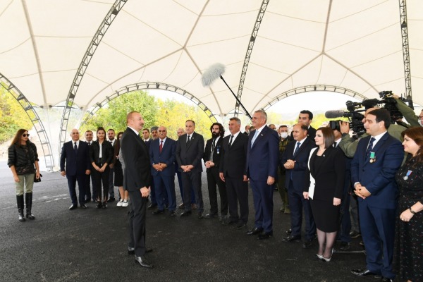 Azərbaycan Respublikasının Prezidenti İlham Əliyev və birinci xanım Mehriban Əliyeva oktyabrın 20-də Zəngilan rayon ictimaiyyətinin nümayəndələri ilə görüşüblər.