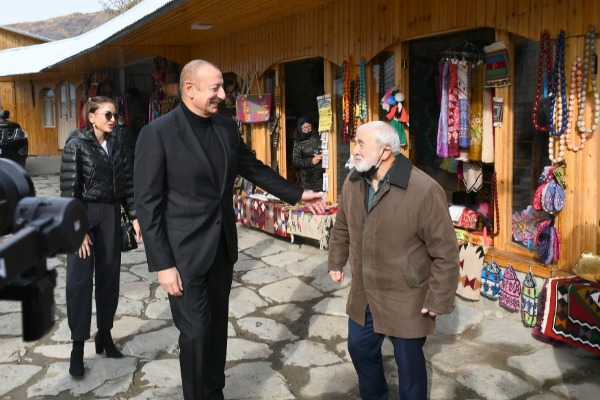 Prezident İlham Əliyev və birinci xanım Mehriban Əliyeva Lahıcdakı Bədöyün məscidində aparılan bərpa-təmir işləri ilə tanış olublar
