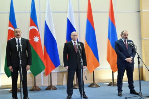 Putin İlham Əliyev və Nikol Paşinyana                      GÖRÜN NƏ HƏDİYYƏ ETDİ