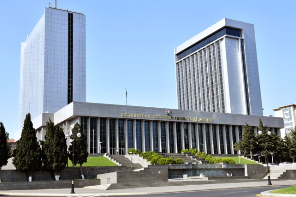 CAMAATIN ƏSƏBLƏRİ İLƏ OYNAYIRIQ - DEPUTATLAR ARASINDA MÜBAHİSƏ