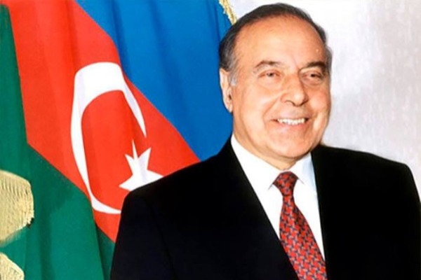 Birinci vitse-prezident Mehriban Əliyeva ulu öndər Heydər Əliyevin anım günü ilə əlaqədar rəsmi instaqram səhifəsində paylaşım edib                        “Qəlbimizdə əbədi yaşayan Böyük İnsan!”.