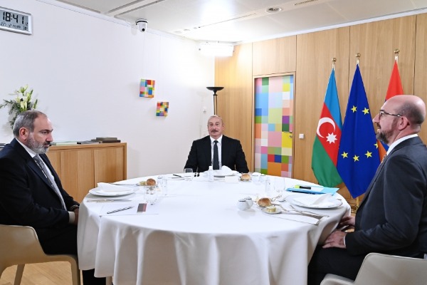 Brüsseldə Prezident İlham Əliyevin Avropa İttifaqı Şurasının Prezidenti Şarl Mişel və Ermənistan baş naziri Nikol Paşinyan ilə birgə görüşü olub