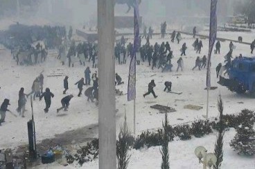 Rusca danışan hərbçilər dinc insanları qırır: Meyitlər və yaralılar...